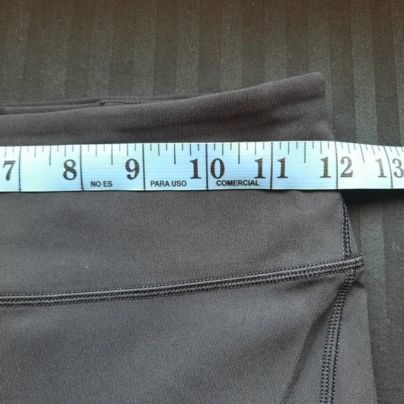 Lululemon track & train black short size "4" - Picture 10 of 14